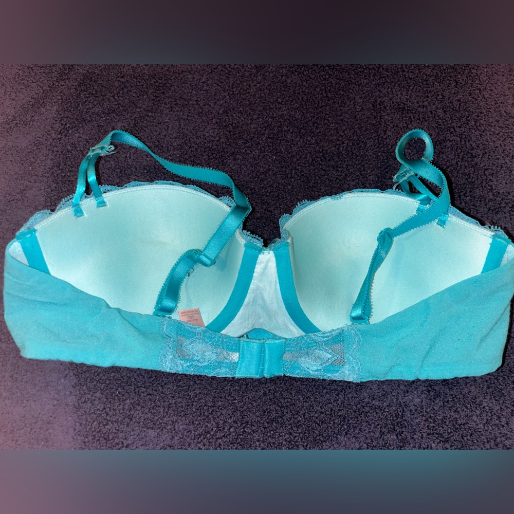 Victoria Secret - Picture 2 of 3
